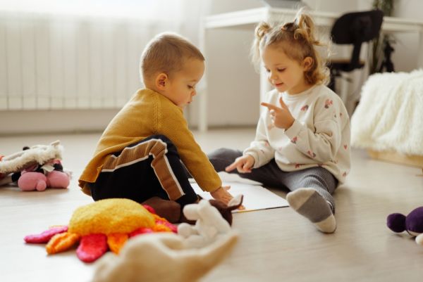 Παιδιά: Μαθαίνοντάς τους τη σημασία του να μοιράζονται και να περιμένουν τη σειρά τους