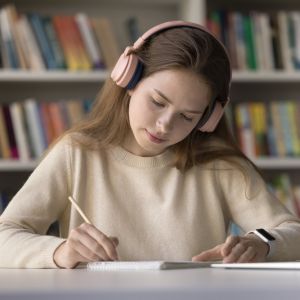 Τα κορίτσια παίρνουν καλύτερους βαθμούς από τα αγόρια…κι όμως αυτό δεν είναι αρκετό