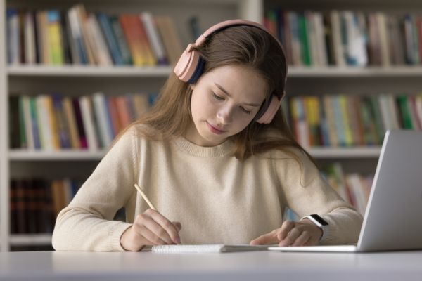 Τα κορίτσια παίρνουν καλύτερους βαθμούς από τα αγόρια…κι όμως αυτό δεν είναι αρκετό | imommy.gr