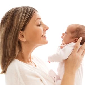 Γιατί το μωρό κοιτάζει επίμονα το πρόσωπό σας; Τι προσπαθεί να «διαβάσει»