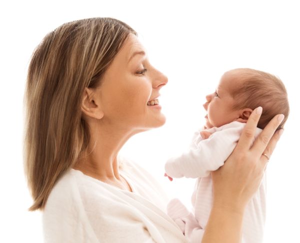 Γιατί το μωρό κοιτάζει επίμονα το πρόσωπό σας; Τι προσπαθεί να «διαβάσει» | imommy.gr