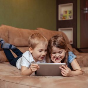 Οθόνες και νήπια: Πόσο τελικά επηρεάζουν την ανάπτυξή τους;