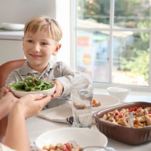 Φαγητό: Τι δεν πρέπει να λέμε στα παιδιά στο τραπέζι;