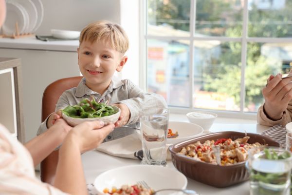 Φαγητό: Τι δεν πρέπει να λέμε στα παιδιά στο τραπέζι;