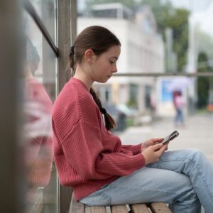 Το 72% των εφήβων μιλά με AI «φίλους»: Τι πρέπει να γνωρίζουν οι γονείς;