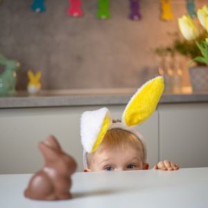 «Ένα φάντασμα έφαγε το σοκολατένιο λαγό μου»: Τα παιδιά κάτω των 3 ετών είναι ήδη μάστερ στην εξαπάτηση