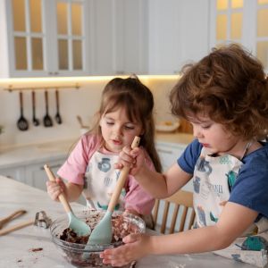 Μικροί σεφ: Τα οφέλη του να βοηθούν τα παιδιά στην κουζίνα