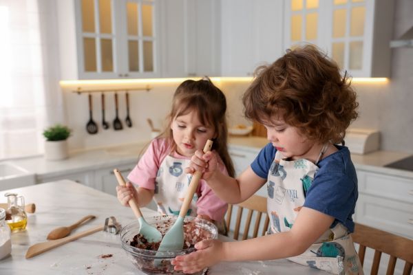 Μικροί σεφ: Τα οφέλη του να βοηθούν τα παιδιά στην κουζίνα | imommy.gr