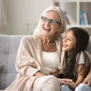 Παππούδες: Υπάρχει μια γενιά που αγαπά “υπερβολικά” να κακομαθαίνει τα εγγόνια της