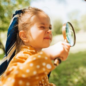 Βρέφη και μεγαλύτερα παιδιά: Σε τι τα βοηθά η περιέργεια;
