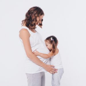 Γιατί η μετάβαση από το 1 στα 2 παιδιά δεν είναι απλώς «διπλάσια δουλειά»