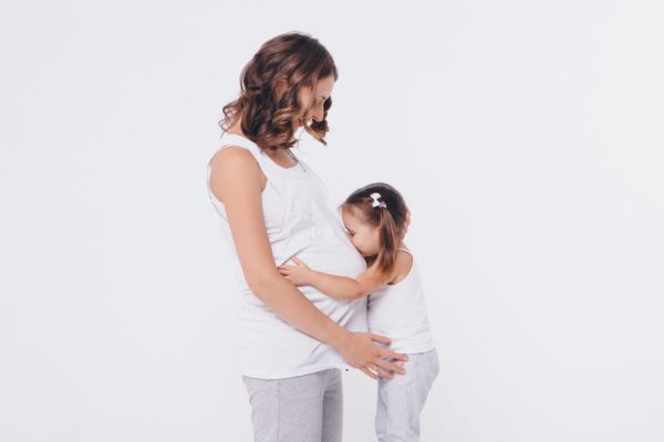 Γιατί η μετάβαση από το 1 στα 2 παιδιά δεν είναι απλώς «διπλάσια δουλειά»