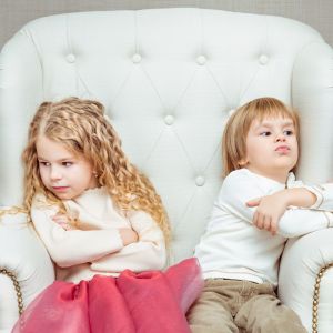 Αδέλφια: Τι να κάνετε όταν τσακώνονται;