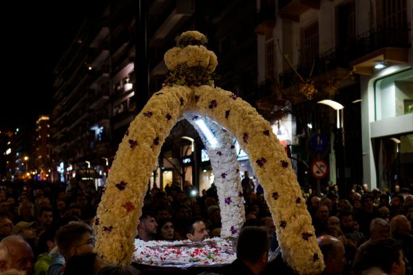 Γιατί περνάμε κάτω από τον Επιτάφιο τη Μεγάλη Παρασκευή; | imommy.gr