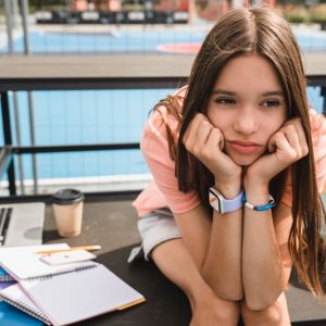 Ευτυχία των νέων: Γιατί μειώνεται διεθνώς;