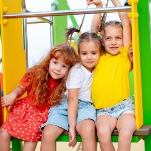 Φιλία: Πώς την «μαθαίνουν» τα παιδιά