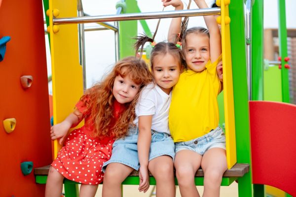 Φιλία: Πώς την «μαθαίνουν» τα παιδιά