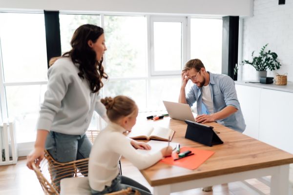 Το ψυχικό βάρος των γονέων: Πώς να το διαχειριστείτε σε μια εποχή που όλα «τρέχουν»;