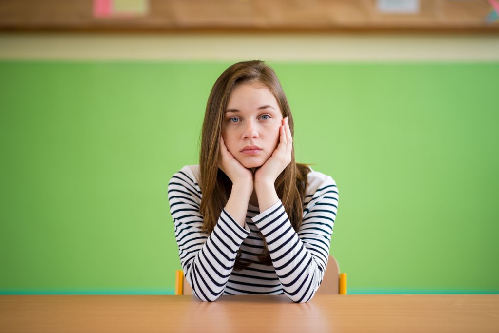 Αρνητικές σκέψεις: Τα 2 σημάδια ότι κατακλύζουν το παιδί