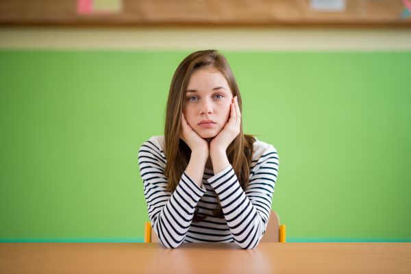 Αρνητικές σκέψεις: Τα 2 σημάδια ότι κατακλύζουν το παιδί | imommy.gr