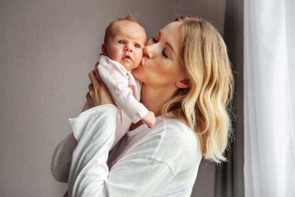 «Mom Brain»: Πώς αλλάζει η μητρότητα τον εγκέφαλο;