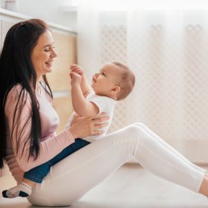 Γιατί τα μωρά θέλουν να πιάνουν με τα χεράκια τους το πρόσωπο σας;