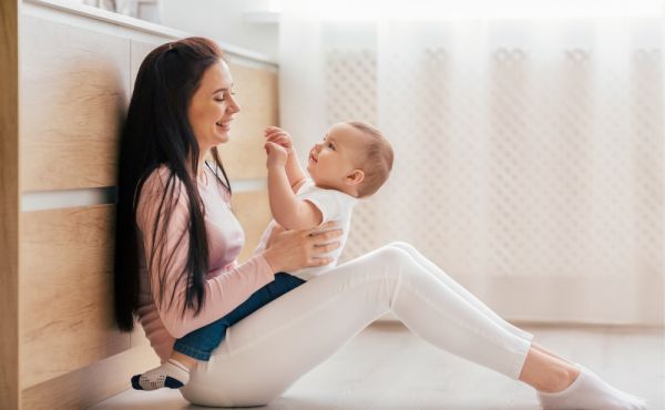 Γιατί τα μωρά θέλουν να πιάνουν με τα χεράκια τους το πρόσωπο σας;