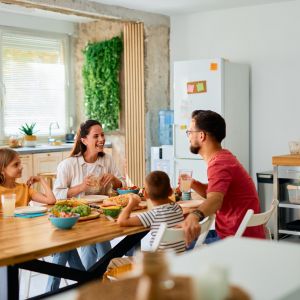 Οικογενειακό τραπέζι: Όταν η οθόνη μπαίνει ανάμεσά μας