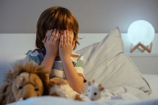 Νυχτερινοί τρόμοι: Τι είναι και πώς να βοηθήσετε τα παιδιά να τους ξεπεράσουν