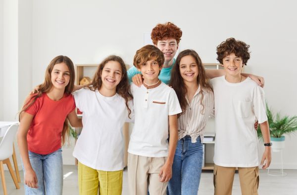 Πώς να βοηθήσετε το παιδί σας να γίνει καλός και ευγενικός φίλος | imommy.gr