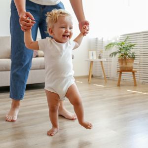 Τα πρώτα βήματα του μωρού: 5 σημάδια ότι ξεκινάει το περπάτημα