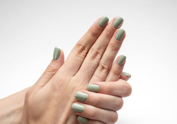 Matcha nails: Η τάση στα νύχια που είναι εμπνευσμένη από το δημοφιλές τσάι | imommy.gr
