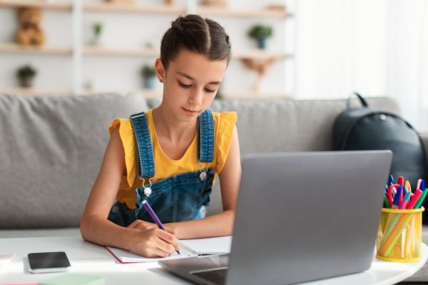 Burnout: Οι εξετάσεις «καίνε» τα παιδιά