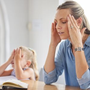 Όταν η ημικρανία συναντά τη γονεϊκότητα: Tips που σώζουν την κατάσταση