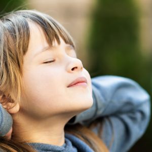 Μικρές καθημερινές συνήθειες που κάνουν τα παιδιά πιο ήρεμα μέσα στη μέρα