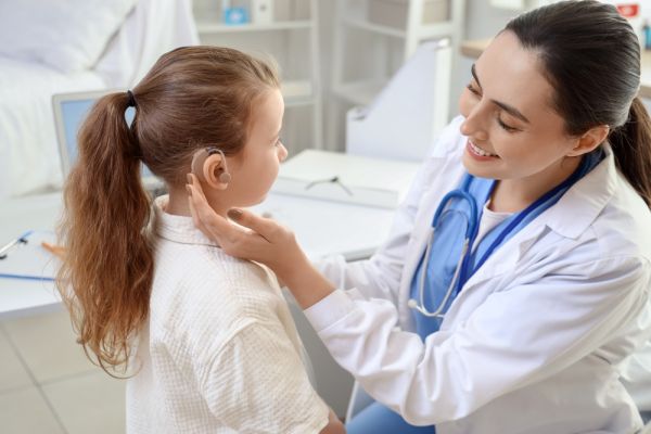 Συγκινητικό βίντεο: Κωφό κοριτσάκι ακούει για πρώτη φορά τη φωνή της μαμάς του | imommy.gr