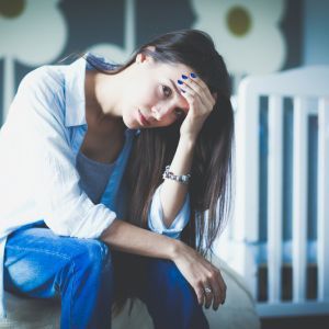Τι κρατά τις μαμάδες ξύπνιες τα βράδια; Και όχι, τα παιδιά δεν είναι πάντα ο λόγος
