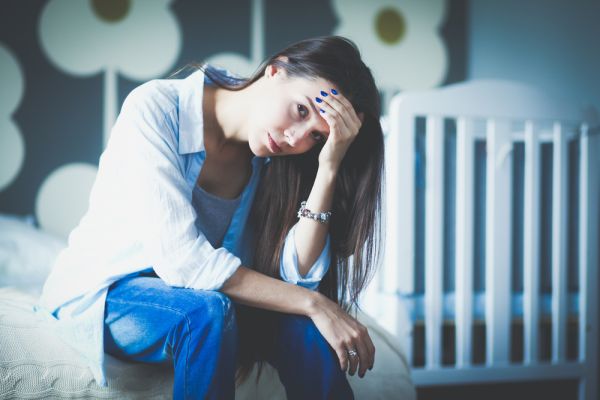 Τι κρατά τις μαμάδες ξύπνιες τα βράδια; Και όχι, τα παιδιά δεν είναι πάντα ο λόγος