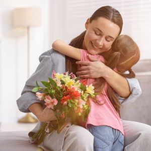 Τα “glimmers” της μητρότητας: Αναγνωρίζοντας τη χαρά των μικρών στιγμών