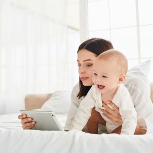 Κίνδυνος από κούνια: 1 στα 10 βρέφη κοιμάται με οθόνες