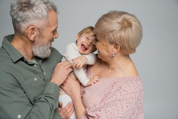 Μωρό αντιγράφει το περπάτημα της γιαγιάς του και λιώνει καρδιές! | imommy.gr