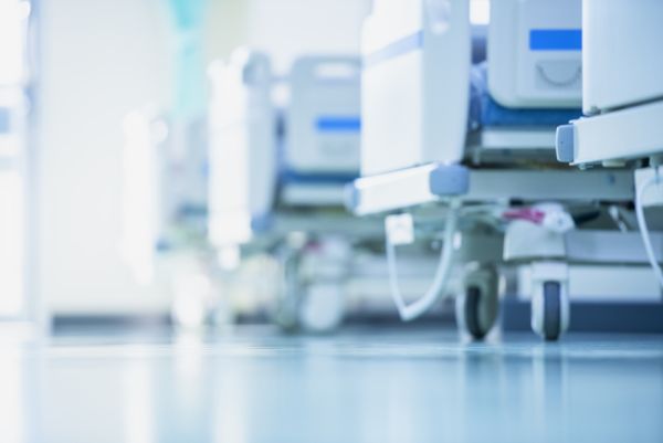 Πειραιάς: Νεκρή 24χρονη μετά από πτώση από 7ο όρoφο | imommy.gr