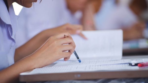 Πανελλαδικές: Αυτά είναι τα θέματα στα Νέα Ελληνικά για τα ΕΠΑΛ | imommy.gr