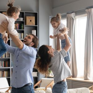 Πόνος στη μέση: Πρακτικά tips για αγκαλιές χωρίς ενοχλήσεις