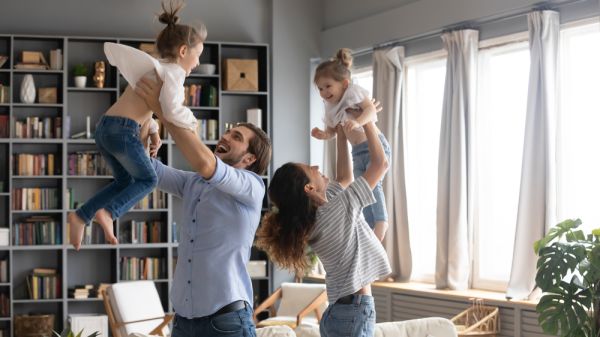Πόνος στη μέση: Πρακτικά tips για αγκαλιές χωρίς ενοχλήσεις
