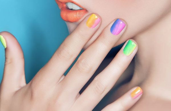 Rainbow Fish nails: Το πιο παιχνιδιάρικο nail trend της εποχής | imommy.gr