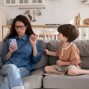 Phubbing: Τι είναι και πώς επηρεάζει τη σχέση γονιών–παιδιών