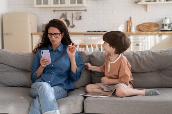 Phubbing: Τι είναι και πώς επηρεάζει τη σχέση γονιών–παιδιών | imommy.gr