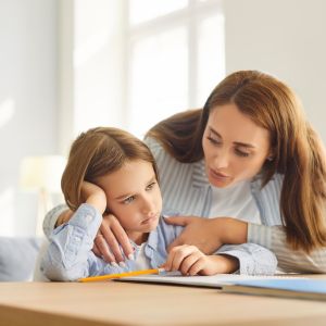 Μήπως είστε υπερπροστατευτικός γονιός; Τι αναφέρει νέα έρευνα για τα παιδιά