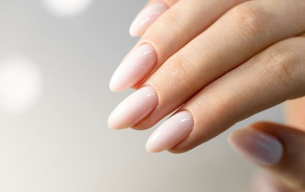Invisible nails: Το αγαπημένο nail trend των μανικιουρίστ | imommy.gr